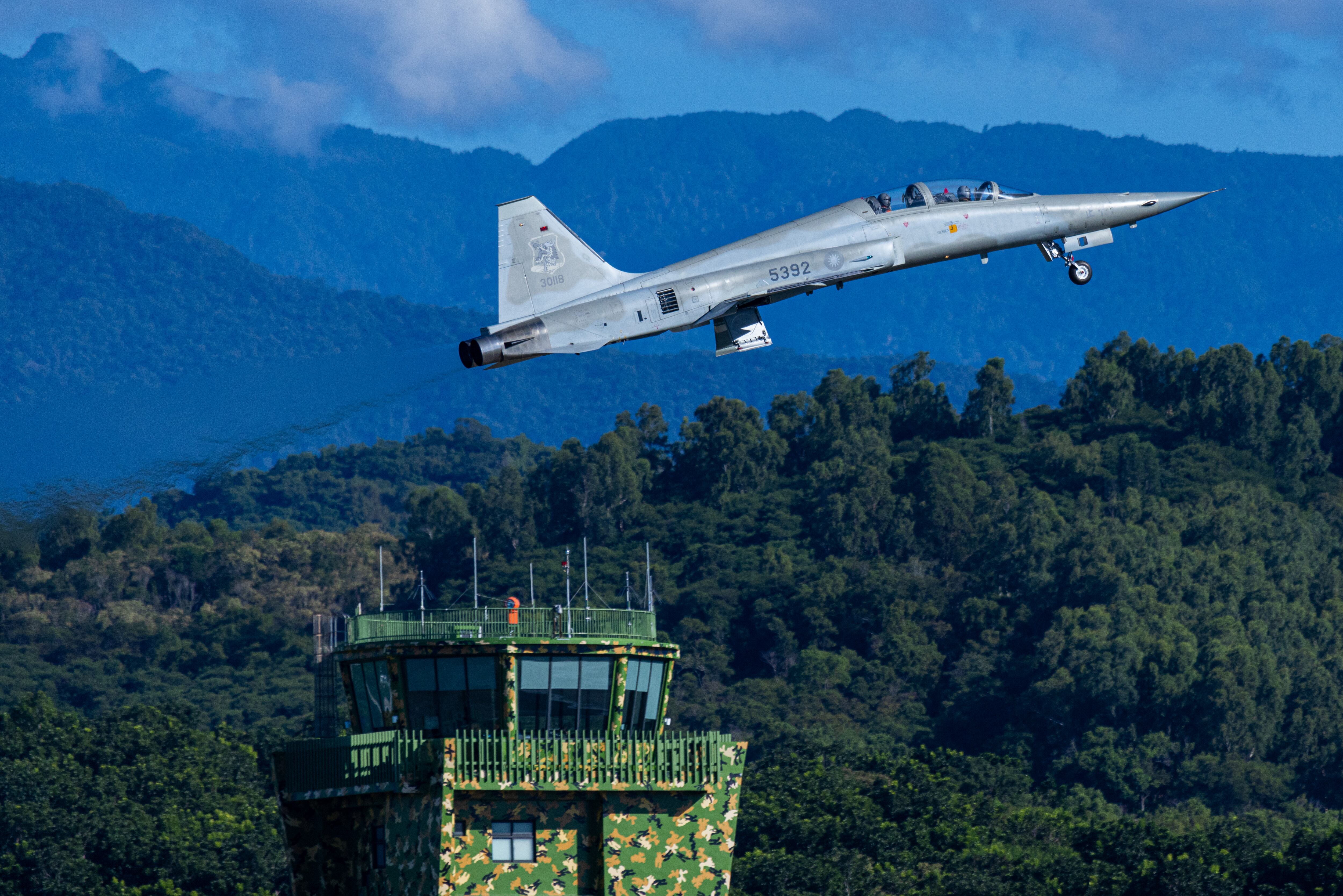 Un avión de combate F-5 taiwanés después de despegar de la base aérea de Chihhang el 6 de agosto de 2022 en Taitung, Taiwán. (Photo by Annabelle Chih/Getty Images)