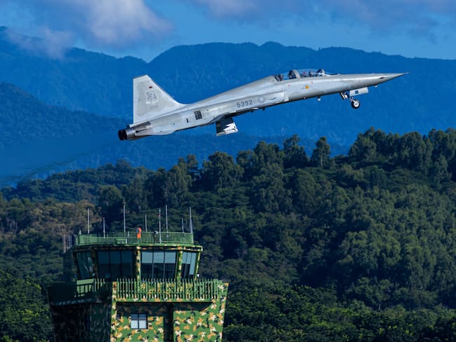 Un avión de combate F-5 taiwanés después de despegar de la base aérea de Chihhang el 6 de agosto de 2022 en Taitung, Taiwán. (Photo by Annabelle Chih/Getty Images)