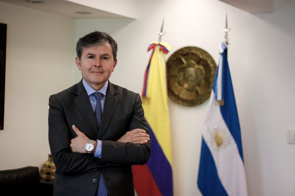 Embajador de Colombia en Argentina, José Roberto Acosta, fue suspendido y posteriormente reintegrado