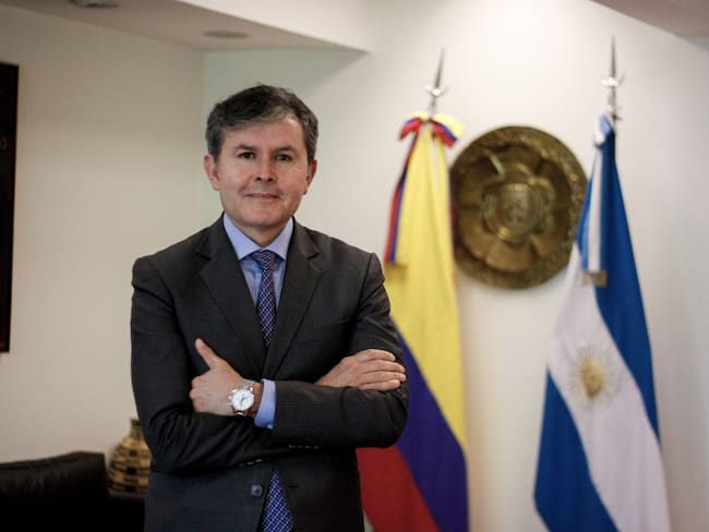 Embajador de Colombia en Argentina, José Roberto Acosta, fue suspendido y posteriormente reintegrado