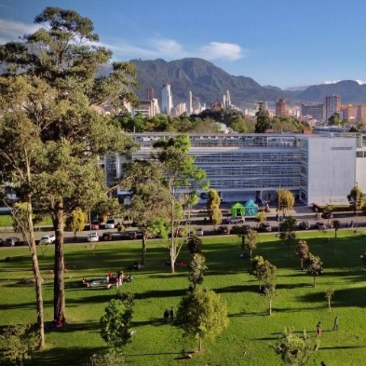 Universidad Nacional ordenó desalojo tras disturbios y presencia de encapuchados