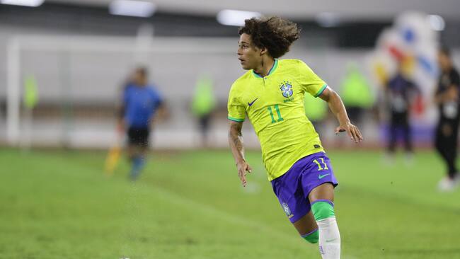 AME7203. CARACAS (VENEZUELA), 08/02/2024.- Guilherme Biro de Brasil controla un balón hoy, en un partido del Torneo Preolímpico Sudamericano Sub-23 en el estadio Nacional Brígido Iriarte en Caracas (Venezuela). EFE/ Rayner Peña R