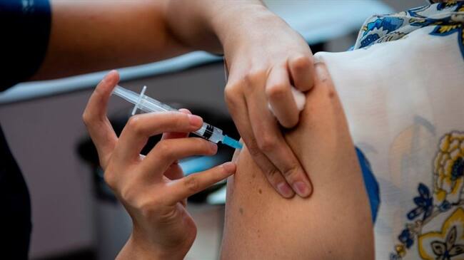 La decisión de vacunar a la población que ya padeció COVID-19 se toma bajo recomendación del comité científico asesor y teniendo en cuenta la literatura científica. Foto: Getty Images / MARTIN BERNETTI