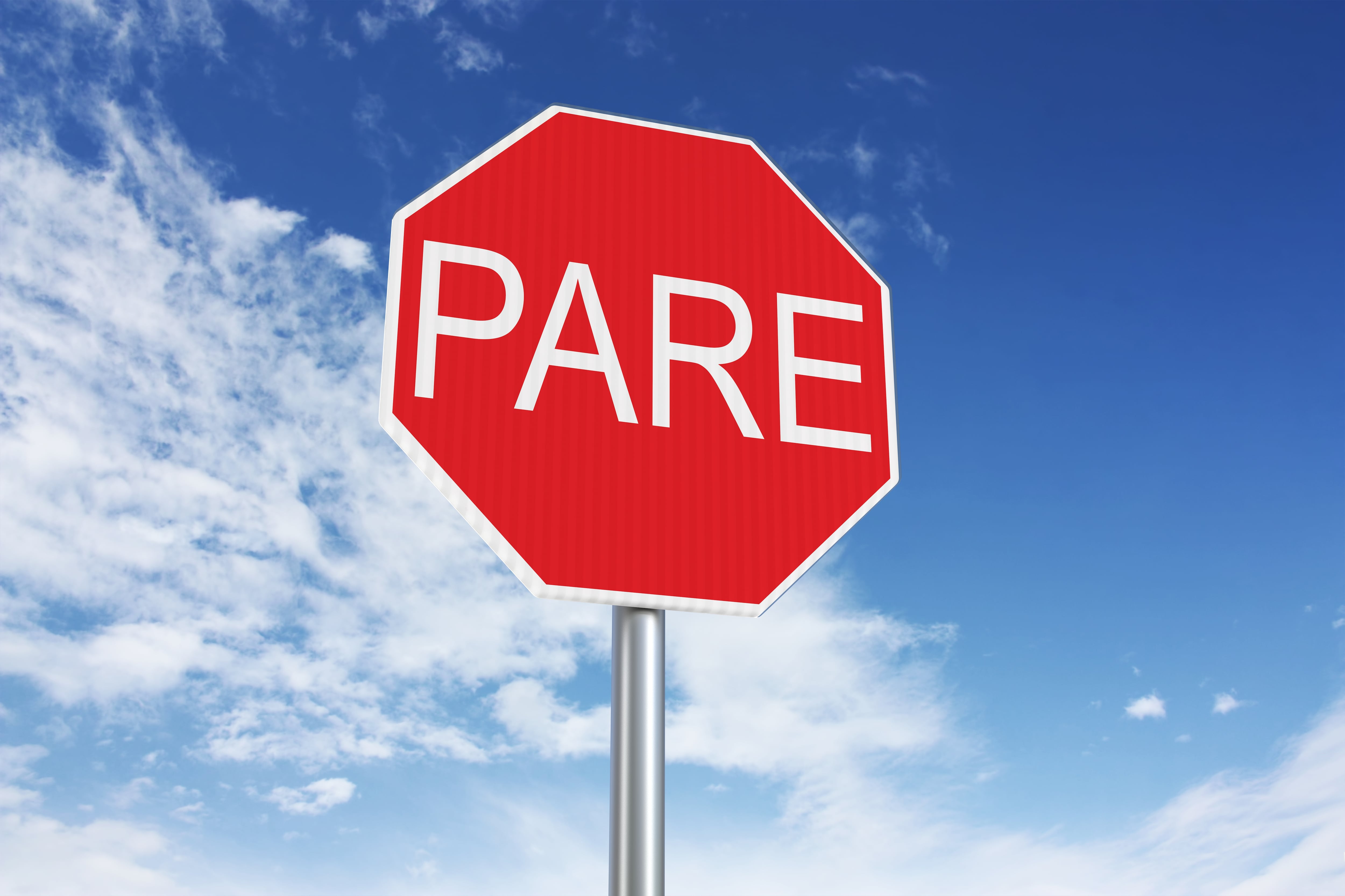 Imagen de referencia de señal de tránsito PARE.