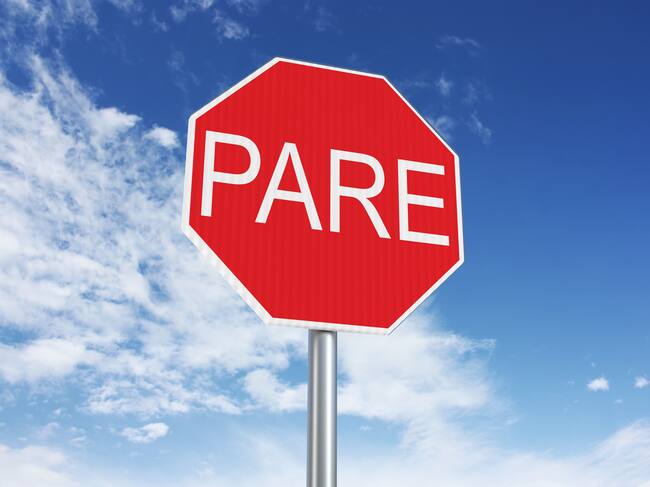 Imagen de referencia de señal de tránsito PARE.