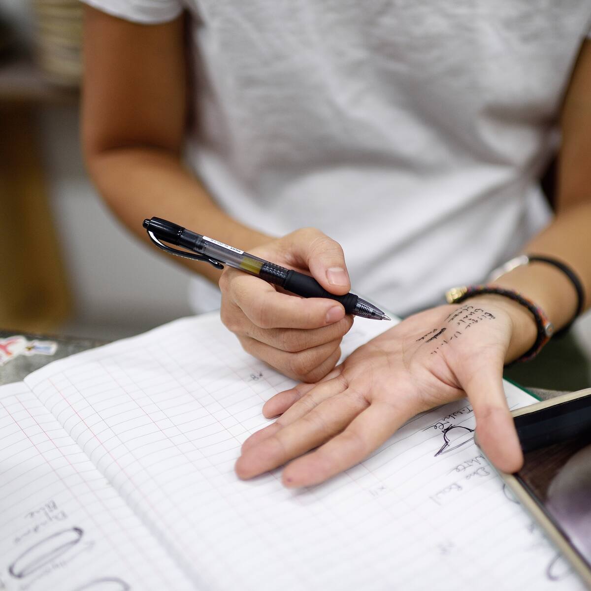 ¿Olvidar cosas cotidianas es un síntoma de Alzheimer? Neurólogo responde