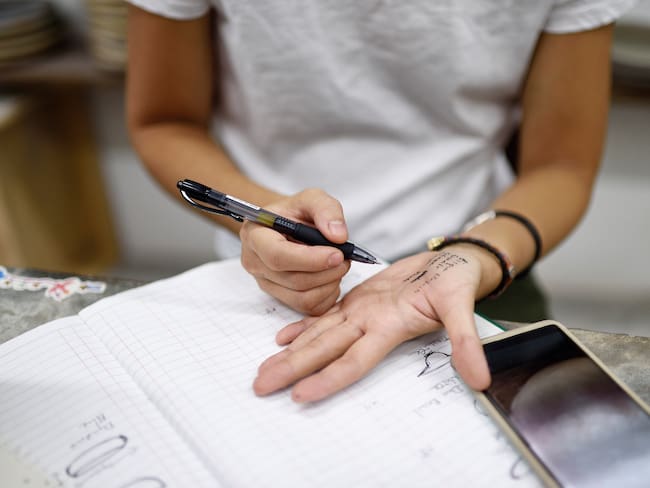 ¿Olvidar cosas cotidianas es un síntoma de Alzheimer? Neurólogo responde