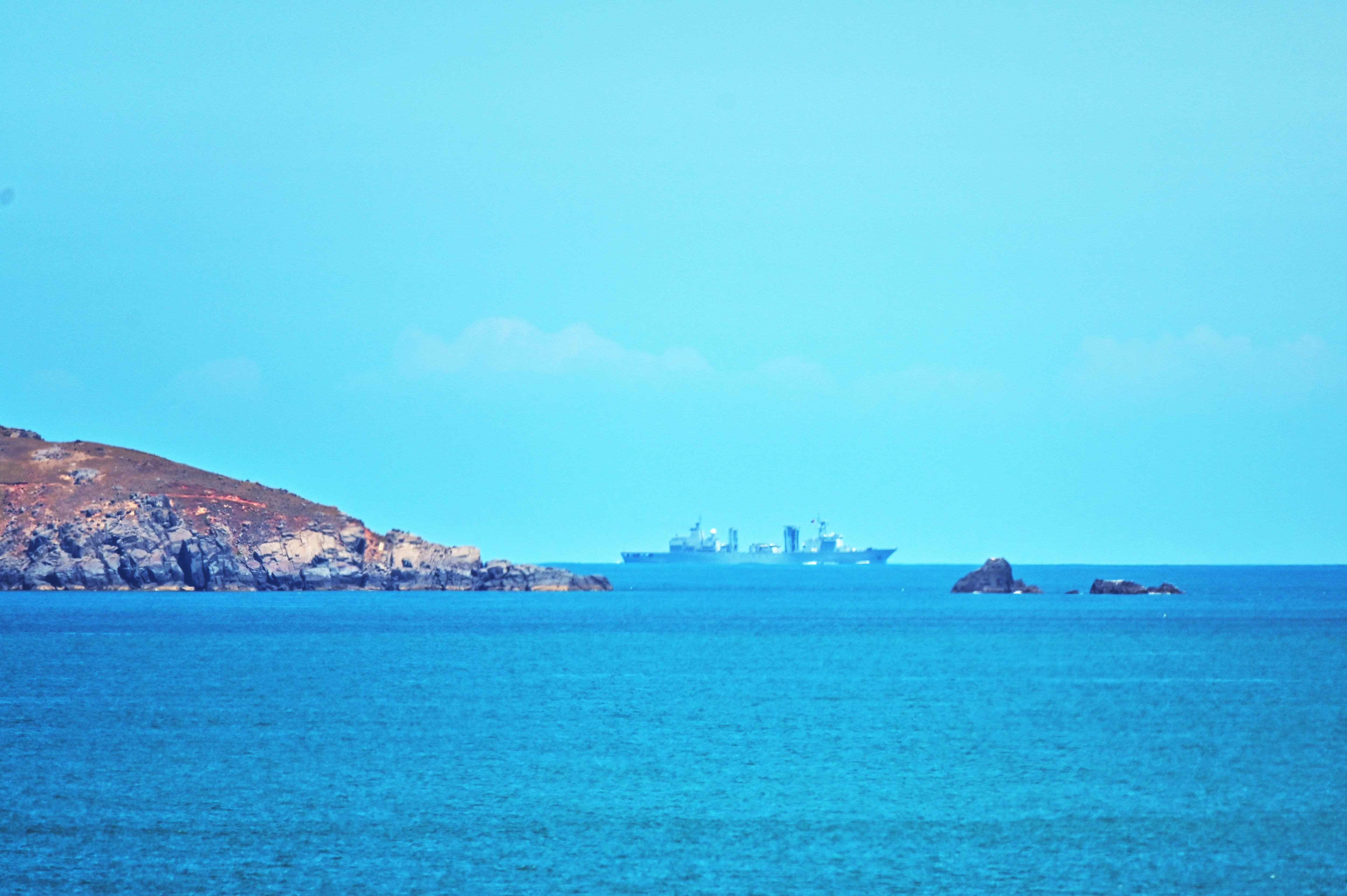 Un buque militar chino navega frente a la isla de Pingtan, uno de los puntos más cercanos de China continental a Taiwán, en la provincia de Fujian el 5 de agosto de 2022. (Photo by Hector RETAMAL / AFP) (Photo by HECTOR RETAMAL/AFP via Getty Images)
