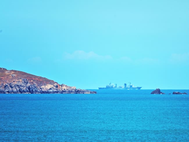 Un buque militar chino navega frente a la isla de Pingtan, uno de los puntos más cercanos de China continental a Taiwán, en la provincia de Fujian el 5 de agosto de 2022. (Photo by Hector RETAMAL / AFP) (Photo by HECTOR RETAMAL/AFP via Getty Images)