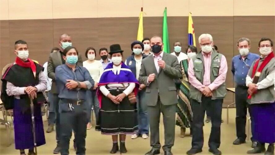 El viceministro del Interior, Carlos Baena, y líderes de las comunidades firmaron el nuevo acuerdo . Foto: