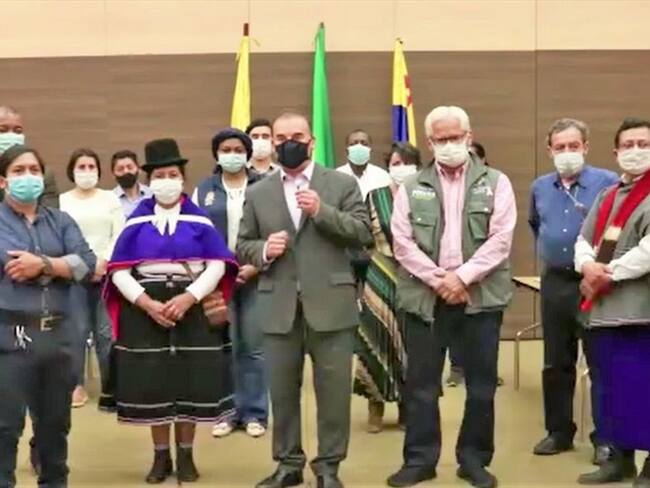 El viceministro del Interior, Carlos Baena, y líderes de las comunidades firmaron el nuevo acuerdo . Foto: