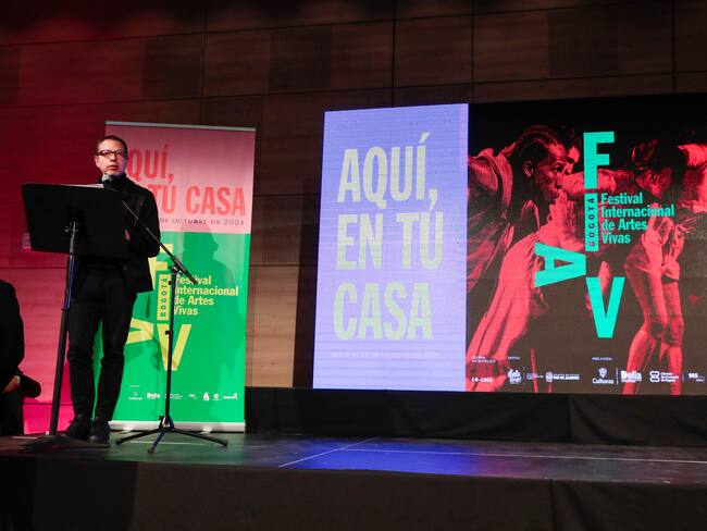 AME063. BOGOTÁ (COLOMBIA), 13/08/2024.- El ministro de las Culturas, las Artes y los Saberes, Juan David Correa, habla durante el lanzamiento del Festival Internacional de las Artes Vivas (FIAV), este martes en el Centro Nacional de las Artes Delia Zapata Olivella, en Bogotá (Colombia). EFE/ Carlos Ortega