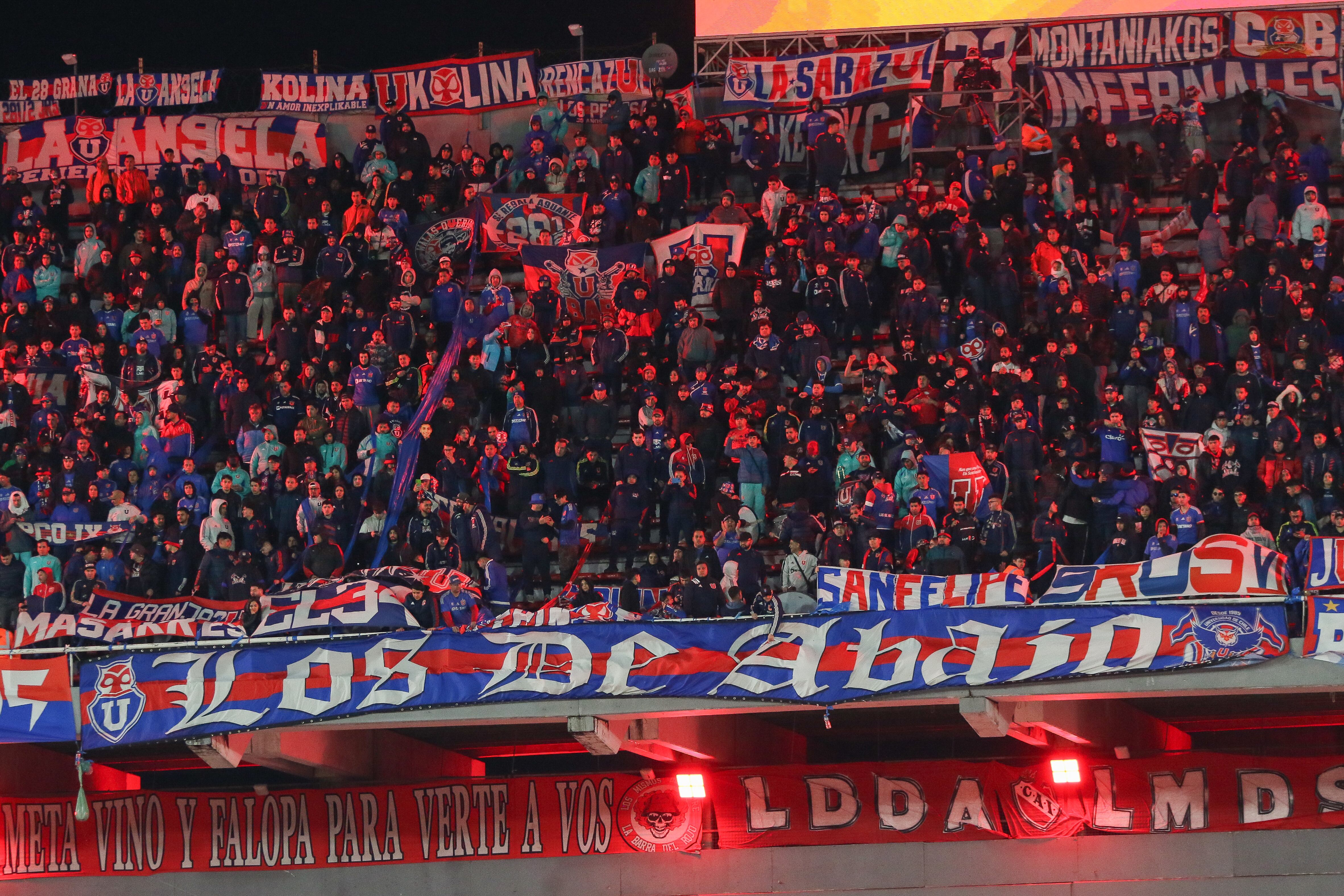 Hinchas de U De Chile durante el Independiente vs U De Chile el 20 de agosto de 2025 en Avellaneda, Argentina. (Foto de Sebastián Ñanco/Getty Images)