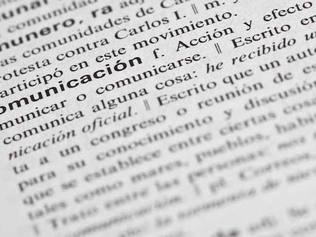 Diccionario de español en el que se ve la palabra &#039;Comunicación&#039; (Foto vía GettyImages)