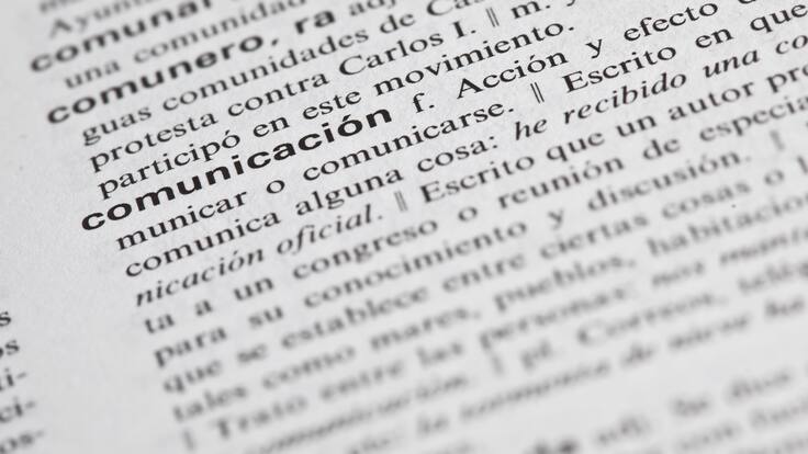 Diccionario de español en el que se ve la palabra &#039;Comunicación&#039; (Foto vía GettyImages)