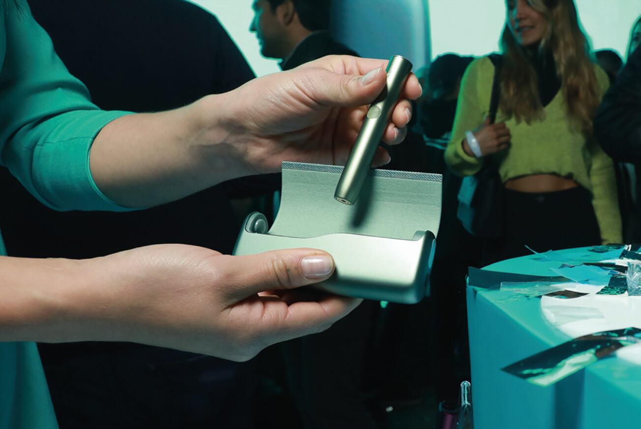 El fin de ese olor llega con el lanzamiento del nuevo IQOS ILUMA, que tuvo gran acogida en lugares como España, Japón y Suiza.