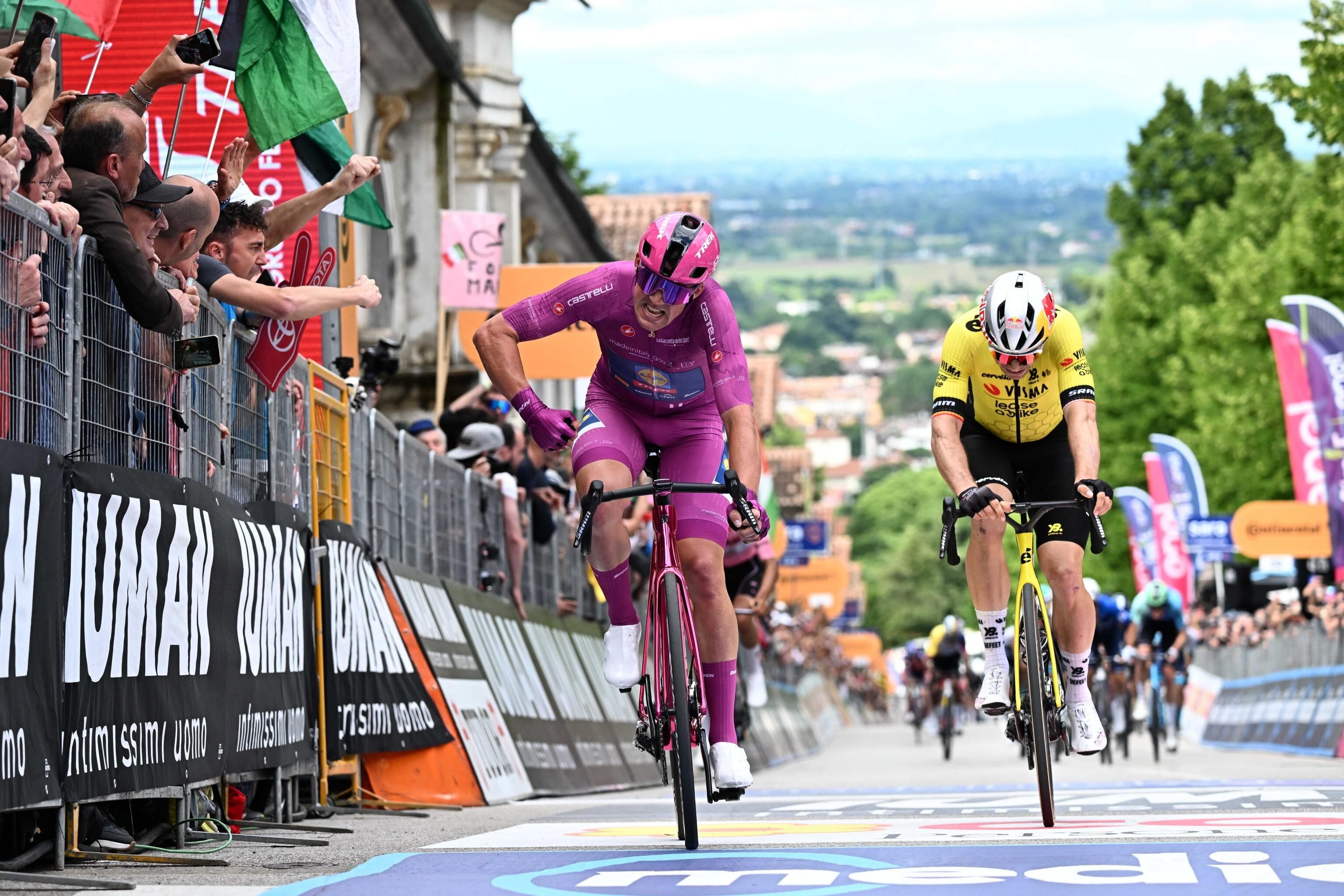 Ciclista danés, Mads Pedersen, durante la etapa 13 del Giro de Italia. FOTO: EFE/EPA/LUCA ZENNARO