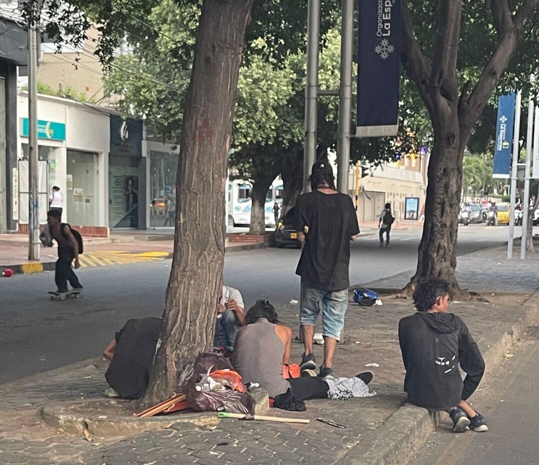 Habitantes en condición de calle sobre la avenida 0 de Cúcuta. Foto: @juanpcohen