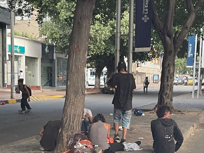 Habitantes en condición de calle sobre la avenida 0 de Cúcuta / Foto: @juanpcohen