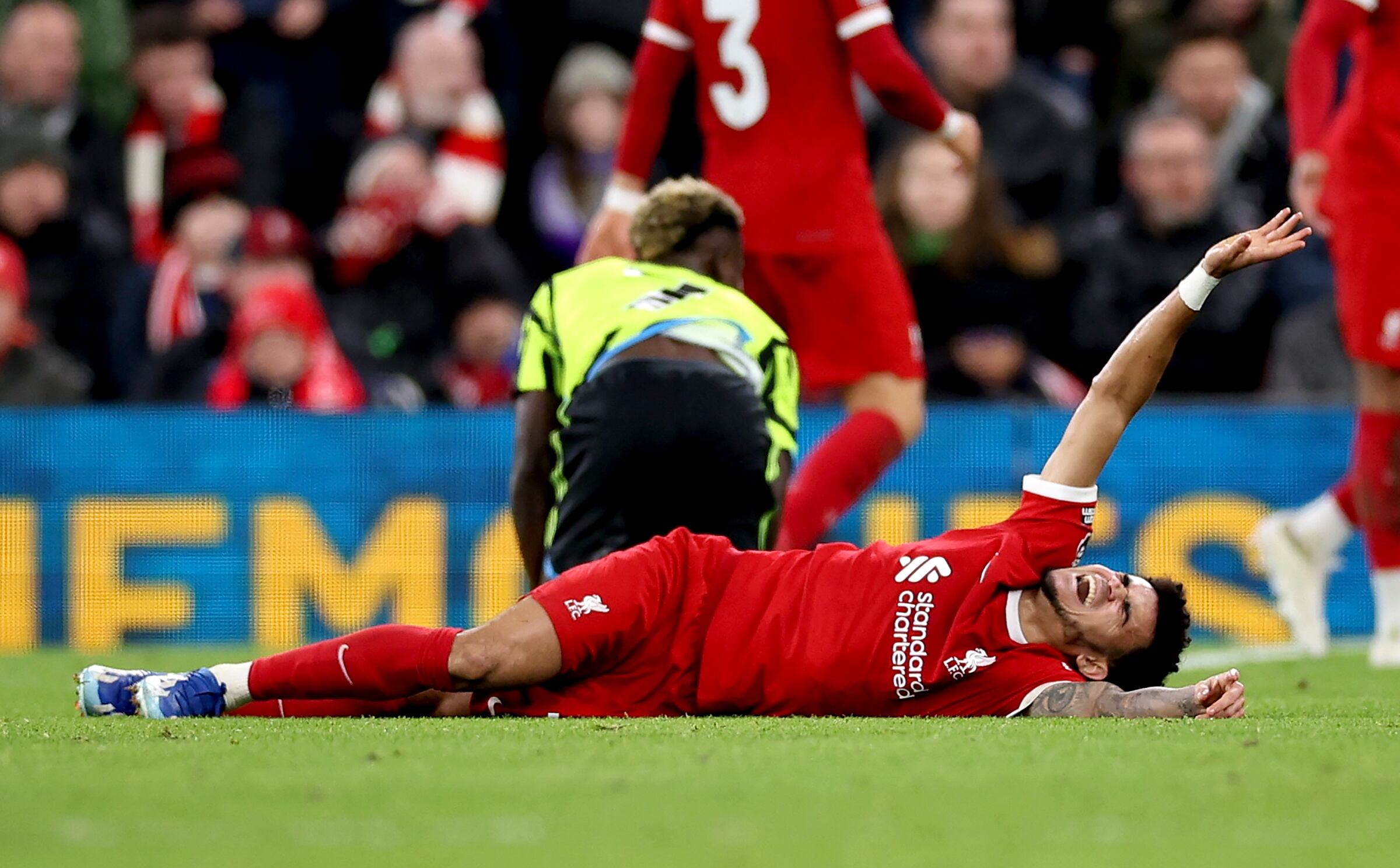 Luis Díaz lesionado en partido Liverpool vs. Arsenal este sábado 23 de diciembre de 2023. Foto: EFE.