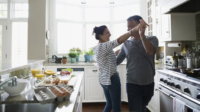 Qué es mejor para tu cerebro: ¿bailar, caminar o hacer estiramientos?. Foto: Getty Images