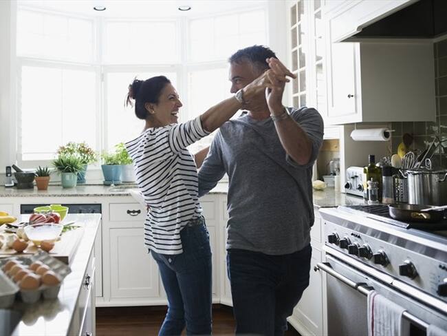 Qué es mejor para tu cerebro: ¿bailar, caminar o hacer estiramientos?. Foto: Getty Images