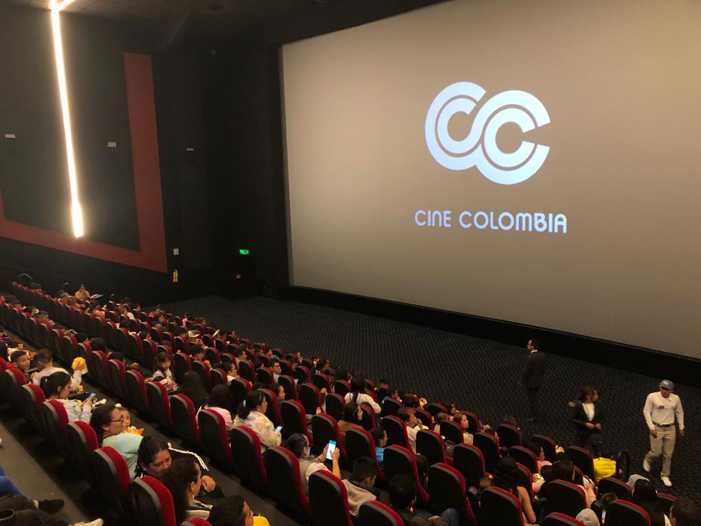 Cine gratis, con palomitas y bebida, para los niños de Soacha y Aguablanca