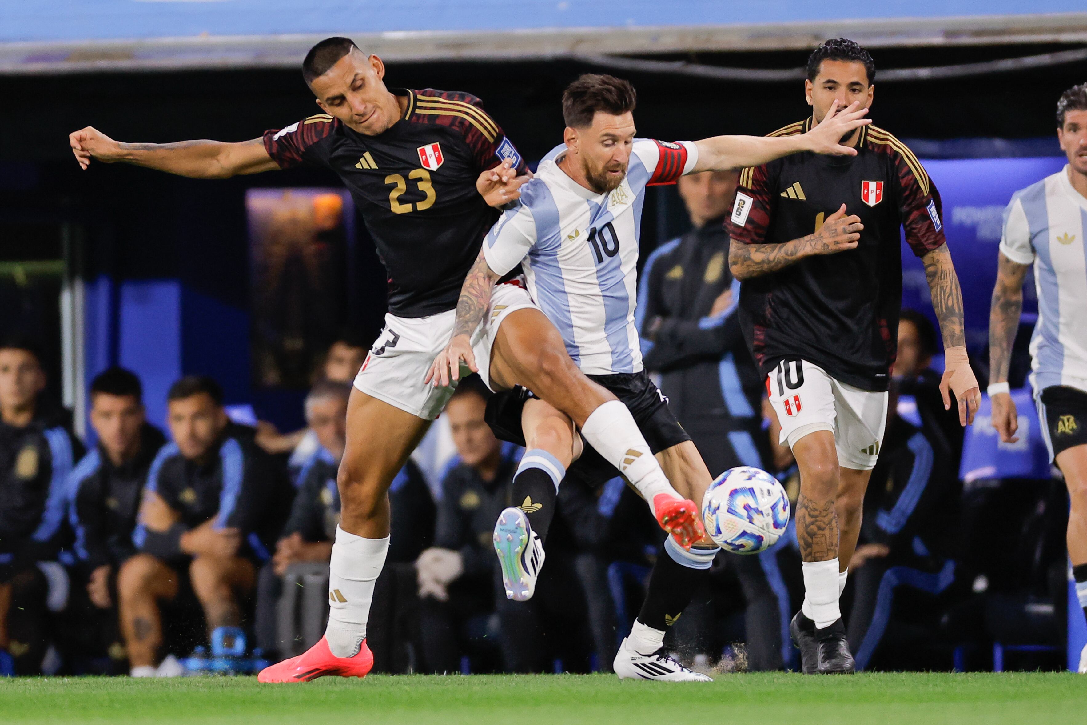 Lionel Messi (c) de Argentina disputa el balón con Álex Valera (i) y Sergio Peña de Perú este martes a un partido de las eliminatorias sudamericanas para el Mundial de 2026 entre Argentina y Perú en el estadio La Bombonera, en Buenos Aires (Argentina). EFE/ Juan Ignacio Roncoroni