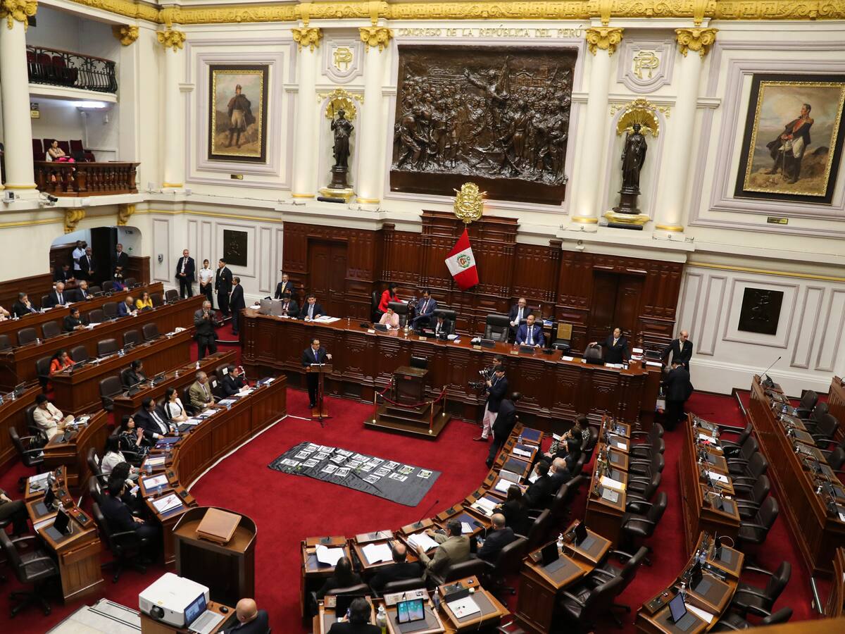 Comisión de Congreso pide que impidan salir de Perú a exministros de Castillo