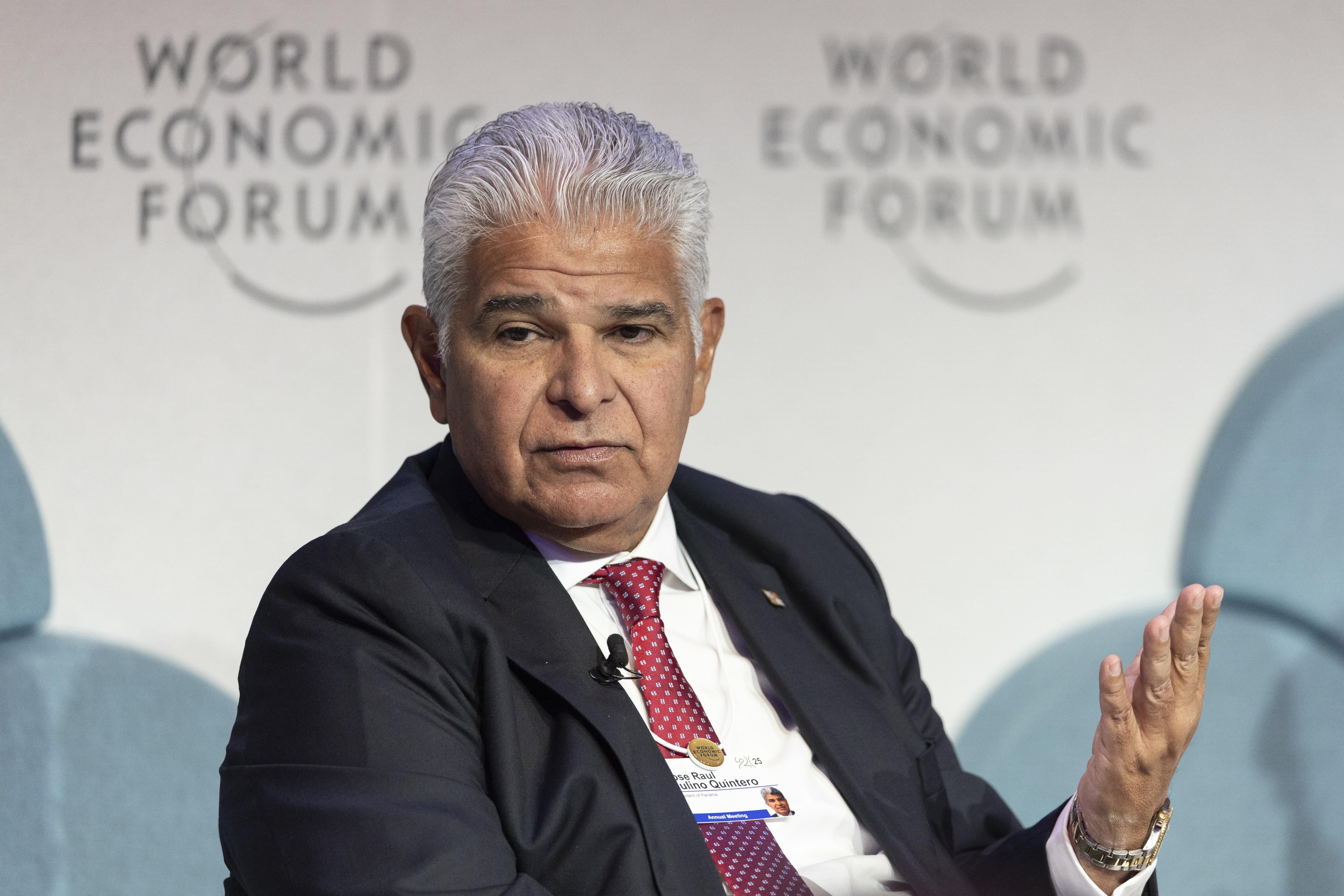 Davos (Suiza), 22/01/2025.- El presidente de Panamá, José Raúl Mulino Quintero, interviene durante una mesa redonda en la 55 reunión anual del Foro Económico Mundial.