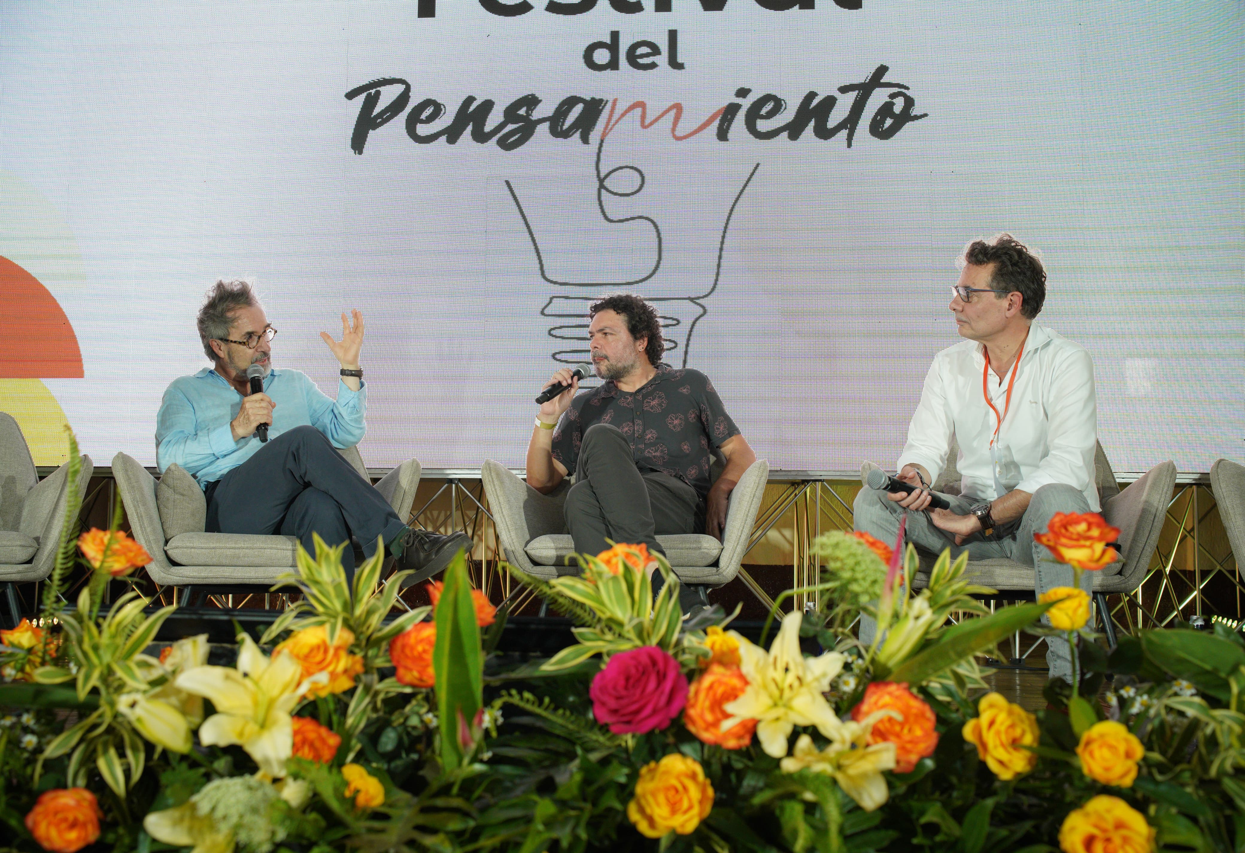 Para los panelistas, las redes sociales amplifican los extremos, ya que una minoría radical tiene un impacto desproporcionado en la opinión pública debido a su actividad constante y escandalosa en plataformas digitales. | Foto: W Radio