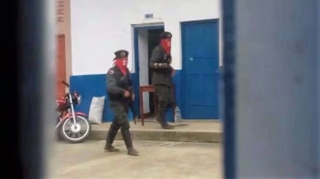 Las autoridades informaron que los individuos que caminaron por las calles de El Rosal son integrantes del frente Manuel Vásquez Castaño . Foto: Cortesía