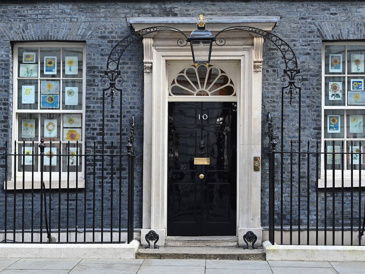 Reino Unido impone sanciones comerciales a Rusia, incluyendo el vodka