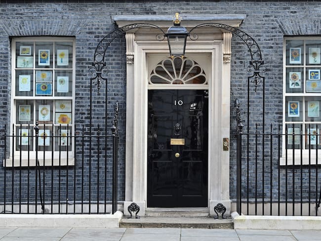 Foto de referencia de Downing Street, en Londres, con símbolos en apoyo a Ucrania tras la invasión rusa. (Photo by JUSTIN TALLIS / AFP) (Photo by JUSTIN TALLIS/AFP via Getty Images)