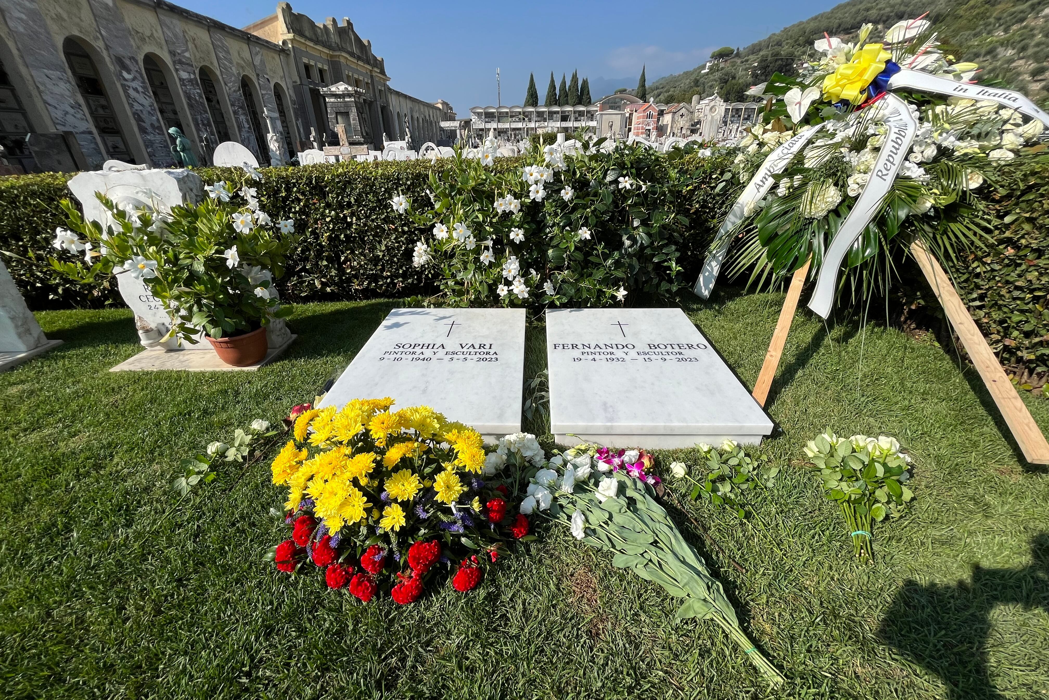 PIETRASANTA (ITALIA), 07/10/2023.- Sepultura de Fernando Botero en Pietrasanta, tras el funeral por el artista colombiano realizado este sábado en la localidad italiana. EFE/ Javier Romualdo