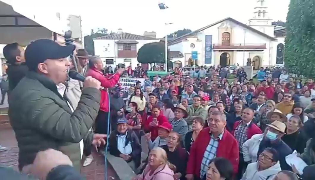 El alcalde electo de Chiquinquirá Jefferson Caro Casas, convocó el plantón en el parque Julio Flórez, en el que le exigió al alcalde actual que no privatice las empresas de la ciudad / Foto. Cortesía.