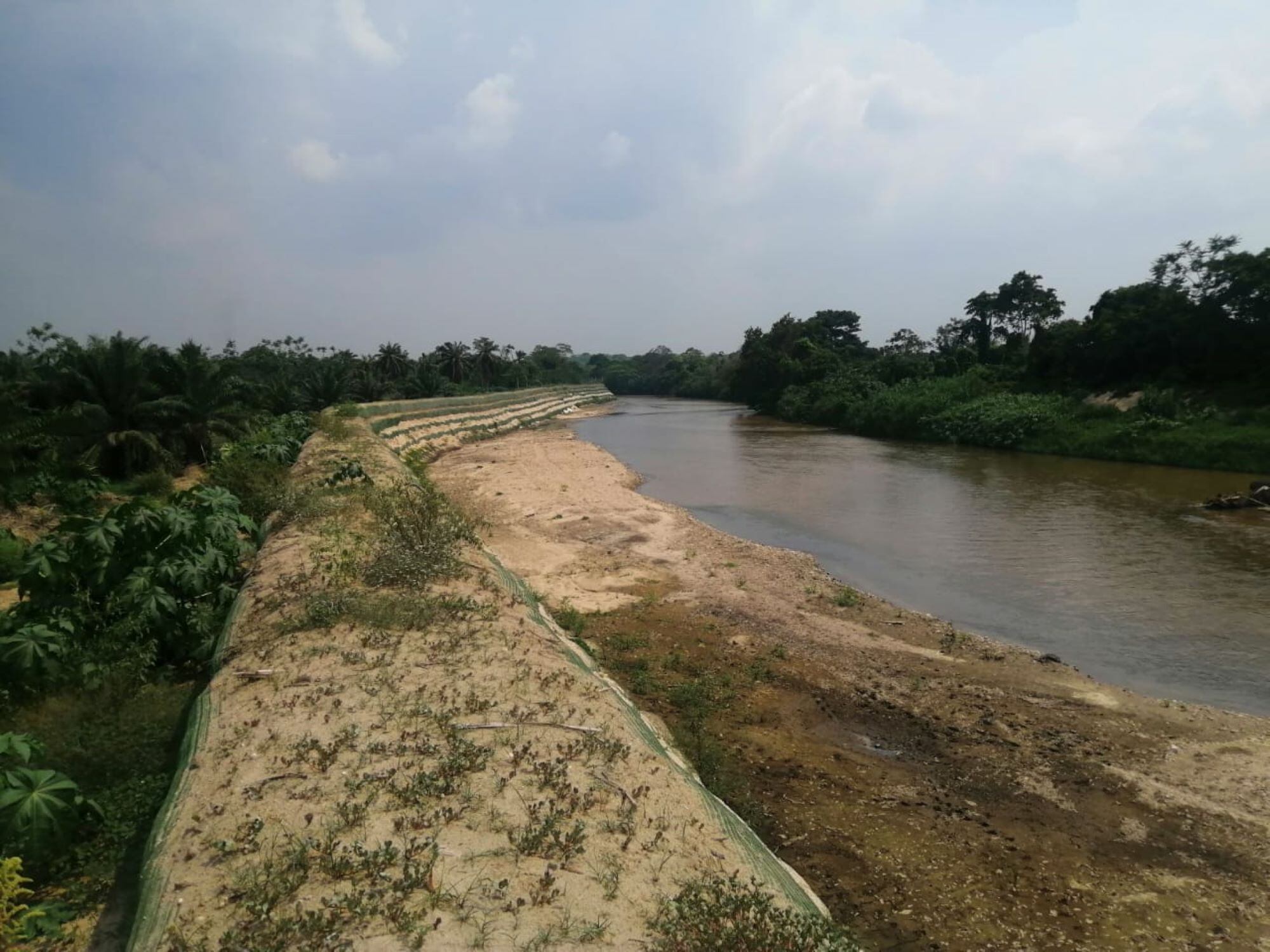 Geocontenedores en el río Fundación/ Gissell Campo 