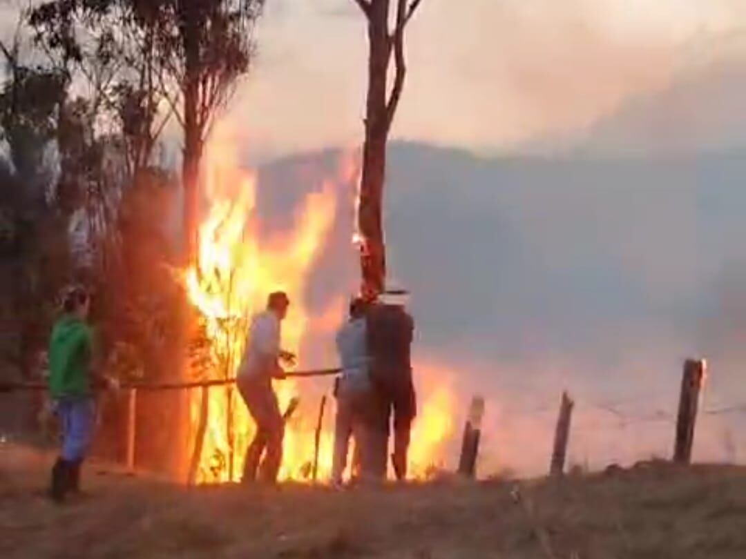 La conflagración en el municipio de Jenesano, Boyacá, se había controlado en la madrugada, pero este 25 de enero se volvió a reactivar / Foto: suministrada.