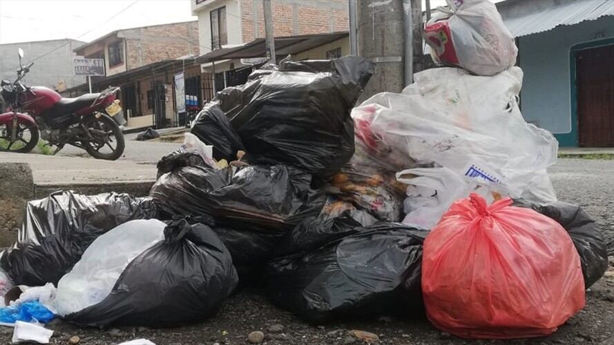 En algunos sectores de la ciudad empezaron a acumularse las basuras . Foto: Cortesía