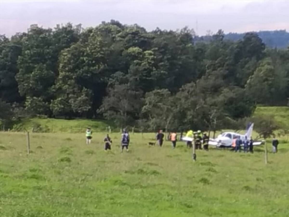 Avioneta de instrucción aterrizó de emergencia cerca de cementerios del norte de Bogotá
