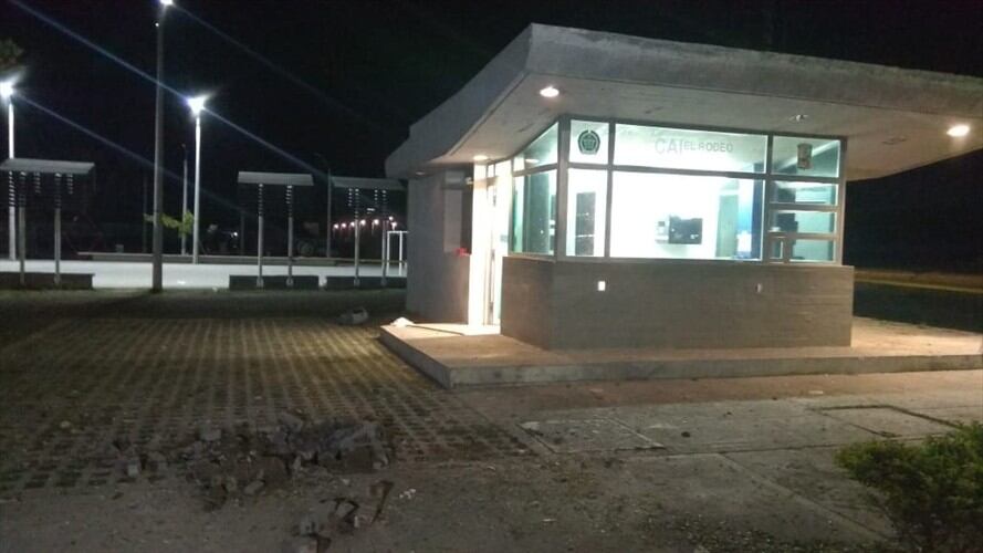 Fue lanzado un artefacto explosivo frente a un CAI de la Policía del barrio El Rodeo. Foto: Erika Rebolledo (W Radio)