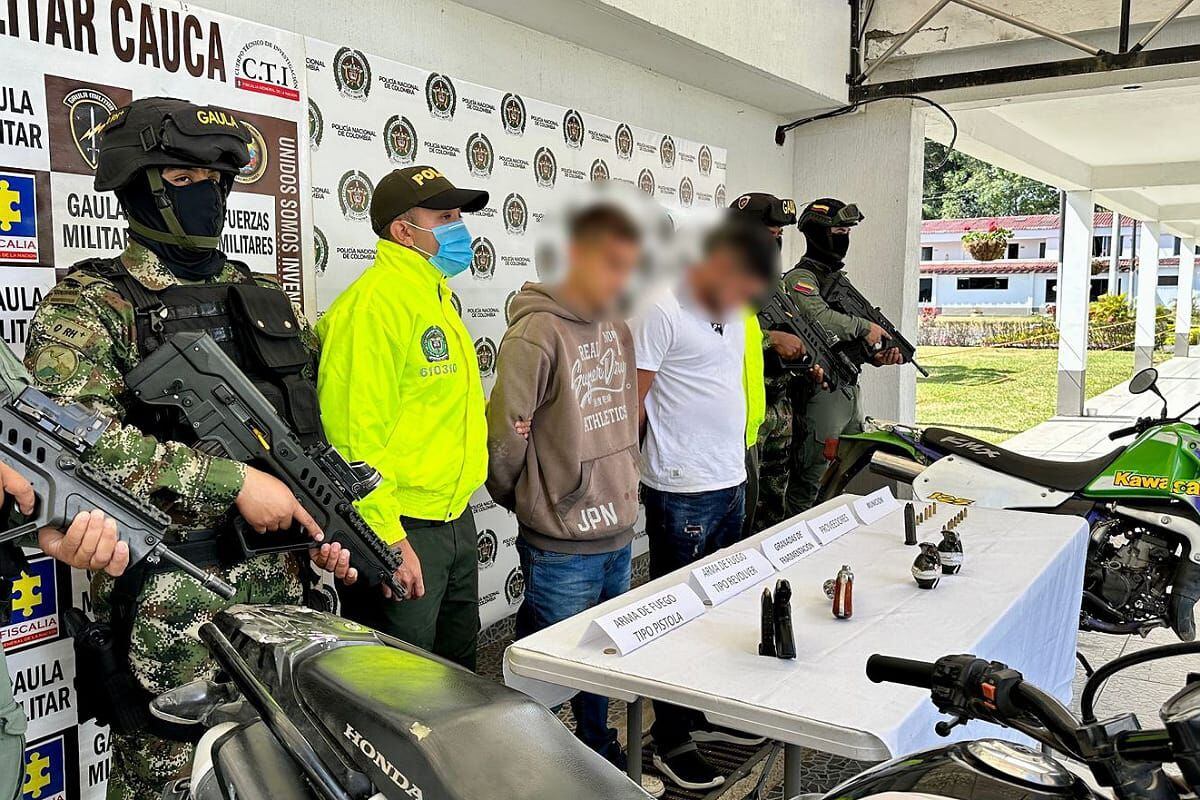 Se trata de alias ‘El Indío’, quien al momento de la captura tenía casa por cárcel por delitos perpetrados en Nariño, y alias ‘Mono Manteco’. Crédito: Policía Popayán. 