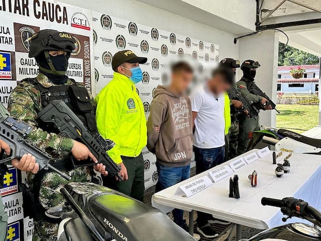 Se trata de alias ‘El Indío’, quien al momento de la captura tenía casa por cárcel por delitos perpetrados en Nariño, y alias ‘Mono Manteco’. Crédito: Policía Popayán.