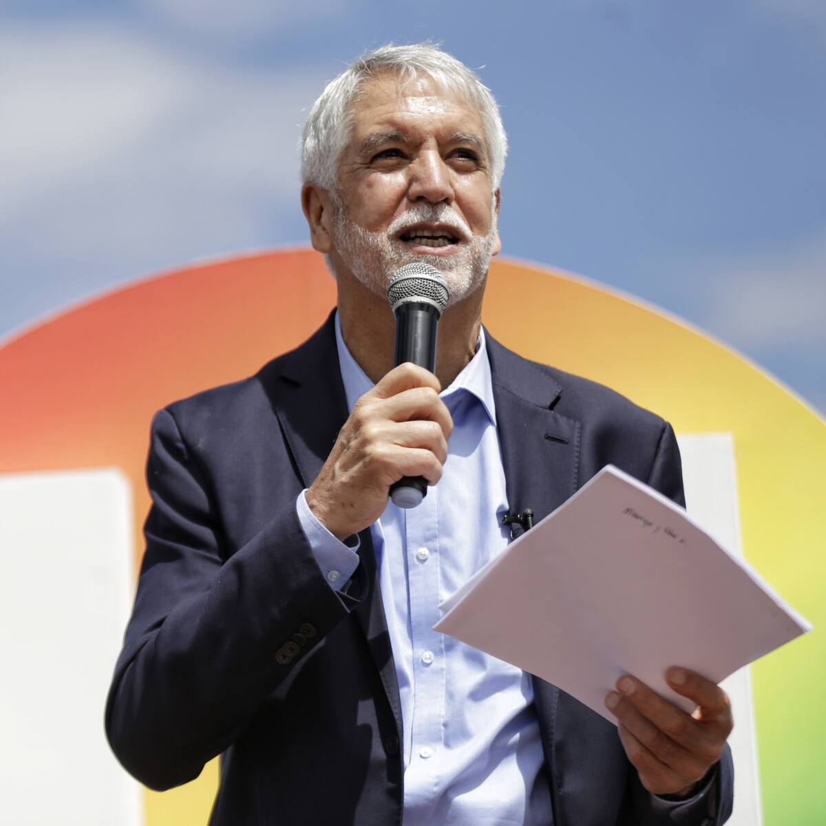 En su campaña política, Enrique Peñalosa visitó una tienda de zapatos y recordó sus épocas de vendedor