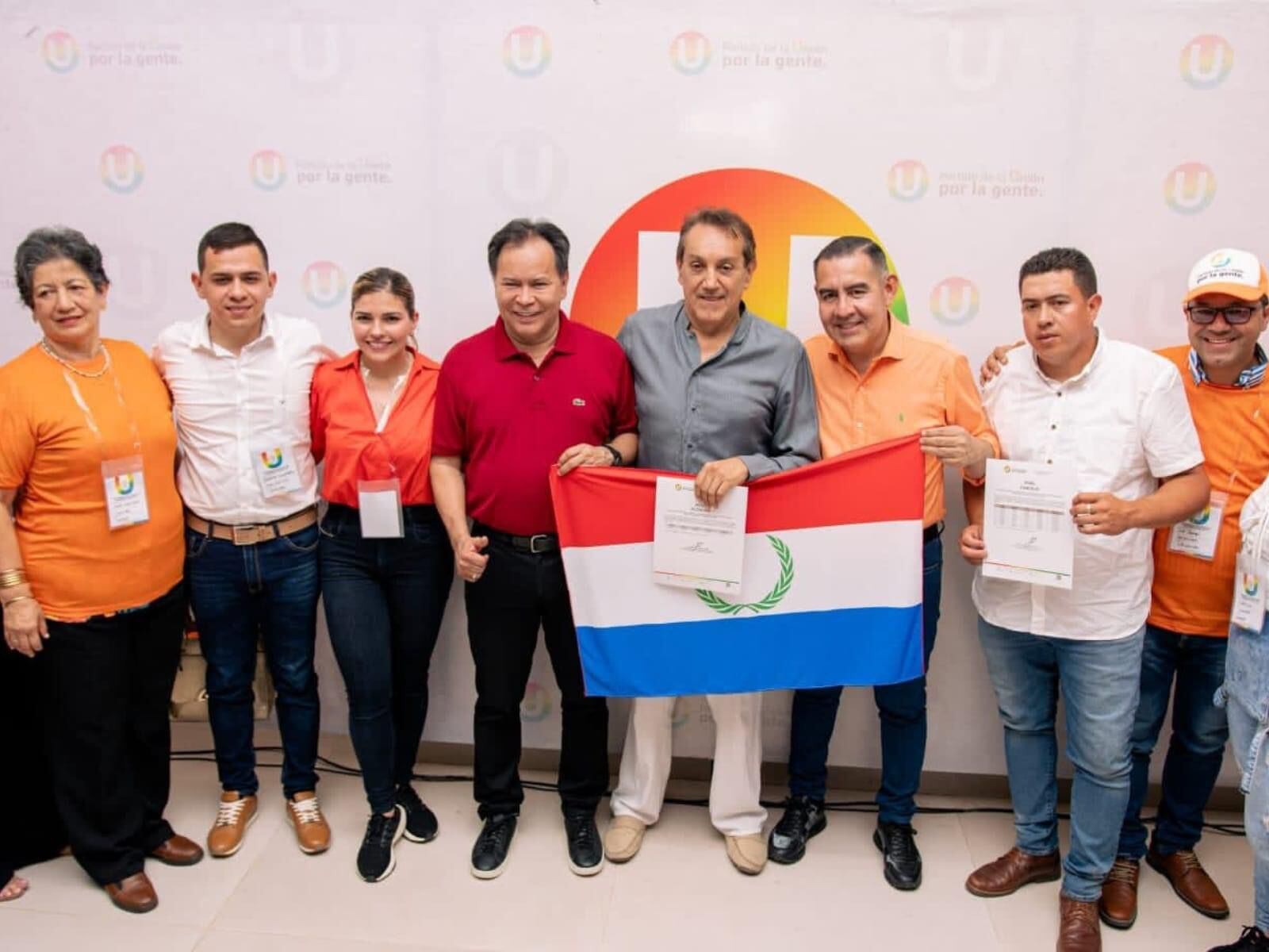 William Villamizar (rojo izquierda) y el alcalde de Chinácota, Ramiro Luna (derecha gris). Foto: Suministrada.