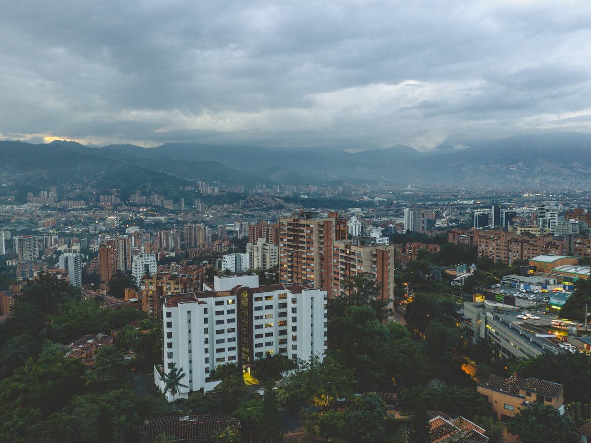 Caos vial y dos personas atrapadas dejan las lluvias de este lunes en Medellín
