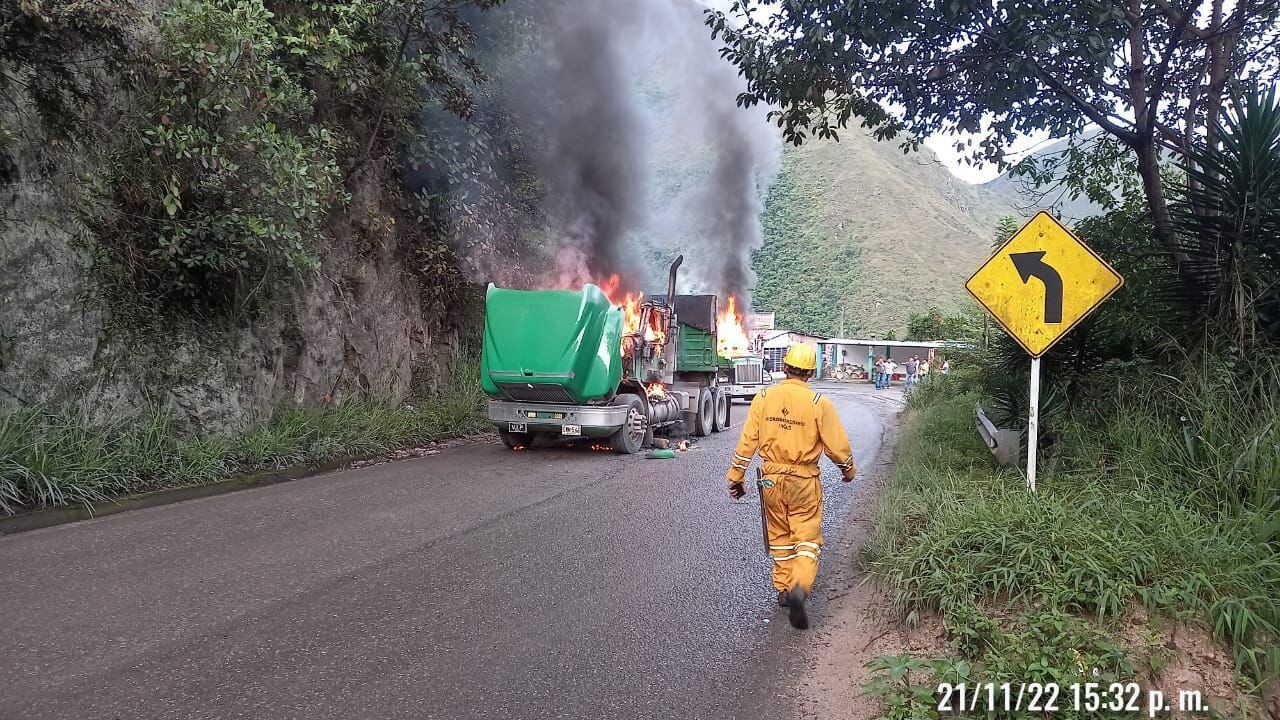 Cierre total de la vía Cúcuta-Ocaña por incineración de vehículos de carga.