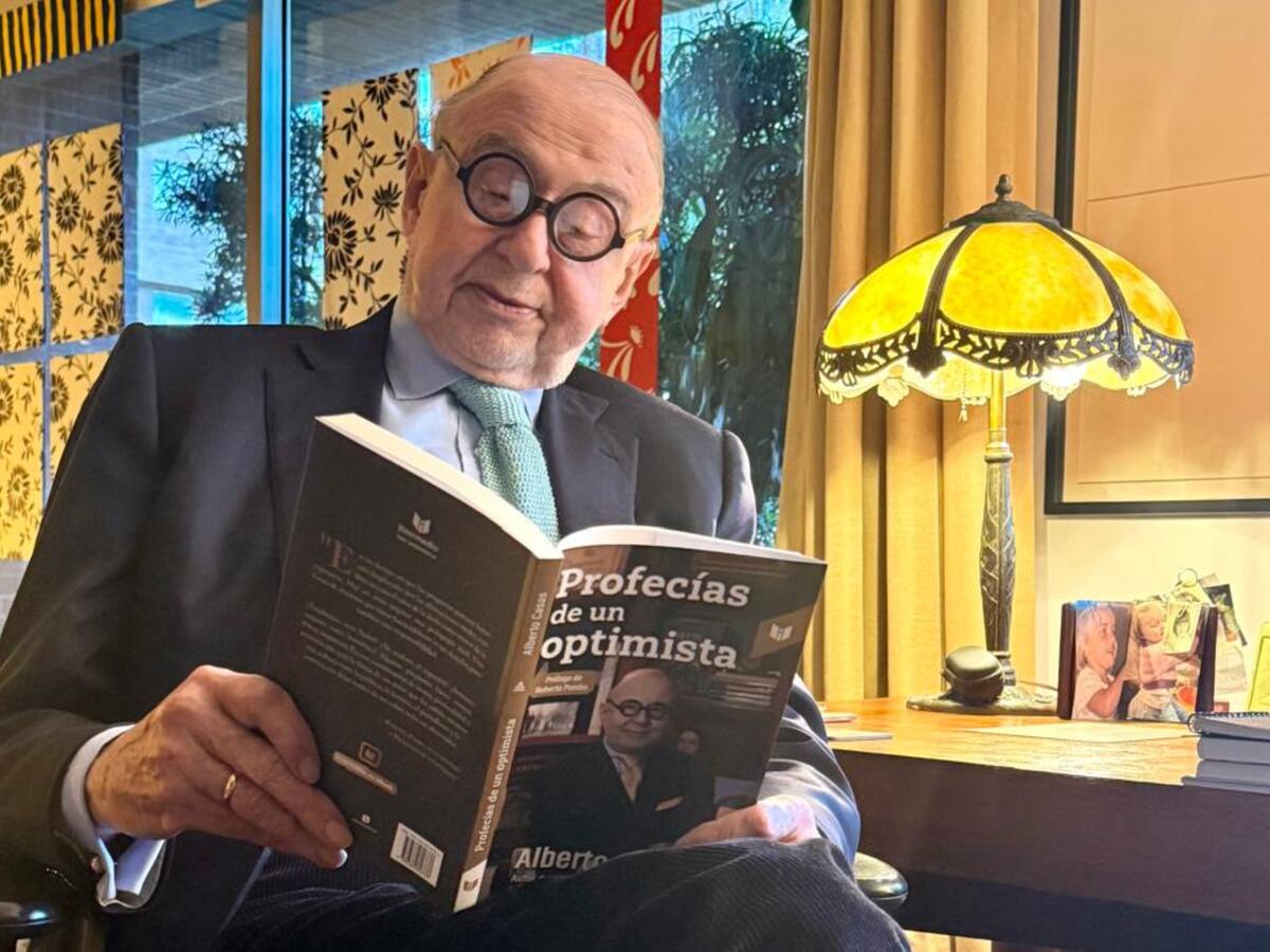 W Radio entrega el libro Profecías de un optimista, de Alberto Casas