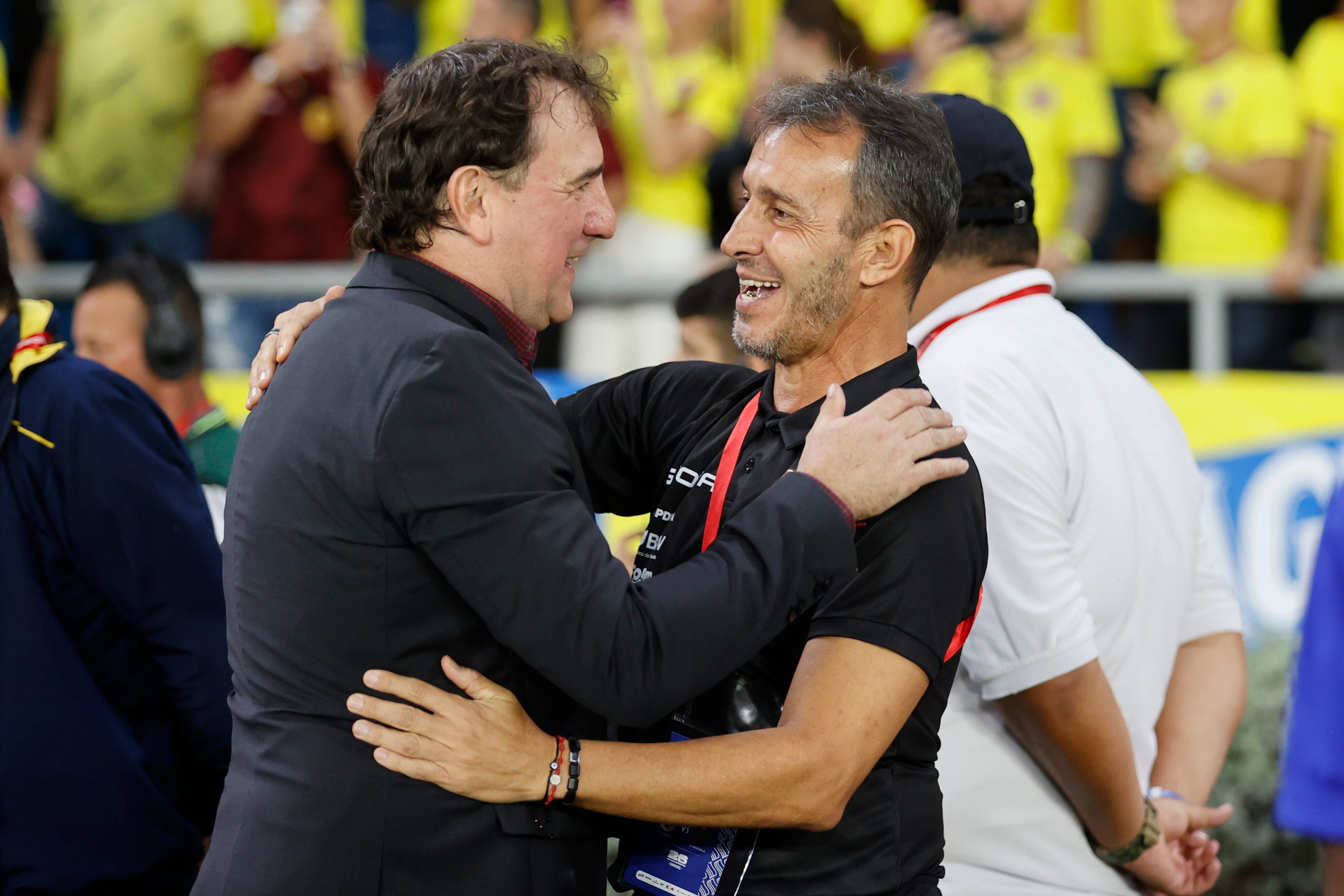 El seleccionador de Colombia Néstor Lorenzo (i) saluda al seleccionador de Venezuela Fernando Batista (Colombia). EFE/ Mauricio Dueñas Castañeda