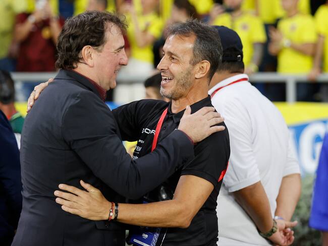 El seleccionador de Colombia Néstor Lorenzo (i) saluda al seleccionador de Venezuela Fernando Batista (Colombia). EFE/ Mauricio Dueñas Castañeda